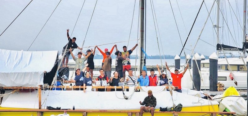 2026/03/08前鎮國小與大潭國小歡迎帛琉「無私分享號」抵高  致贈雷雕帆船   