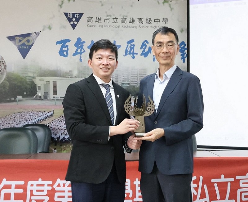 2026/03/19教育局長吳立森今在公私立高中職校長會議表揚績優學校，肯定各校繁星優秀成果