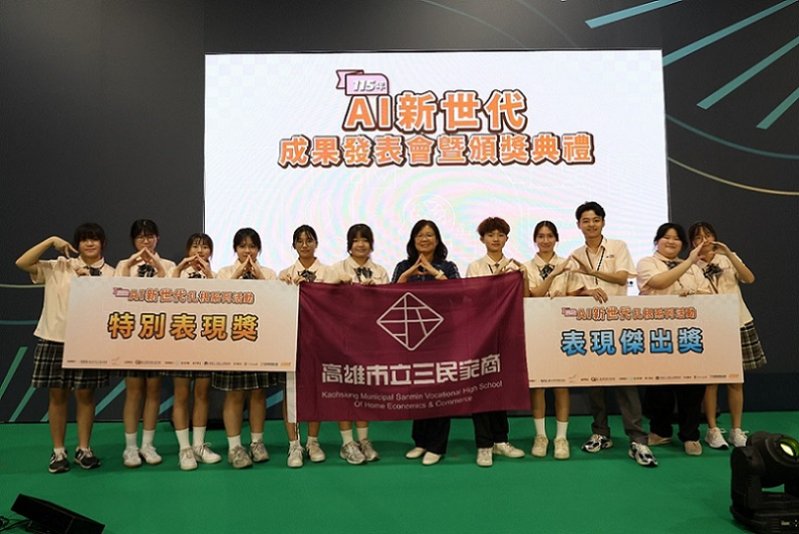 2026/08/01三民家商學生將瑞豐夜市、果嶺公園變成互動遊戲  優秀團隊登上台北世貿成果舞台