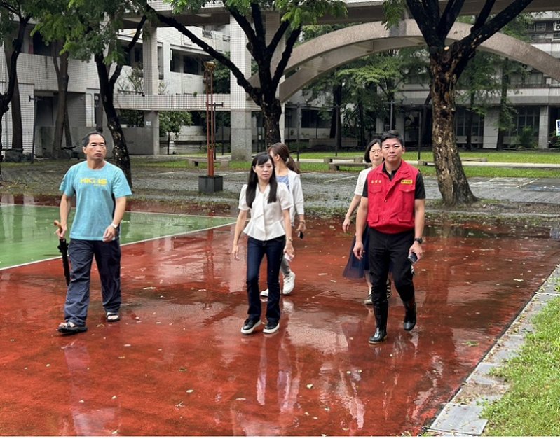 2026/08/24高市教育局全面關心豪雨校況 兵分多路掌握災情、督導校園雨後復原與登革熱防治