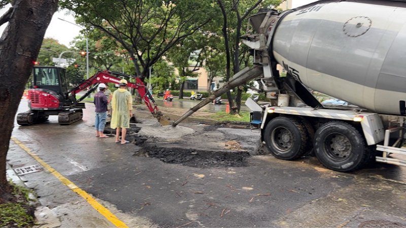2026/08/25楠梓大學南路道路塌陷　教育局全力搶修預計26日中午前恢復通行
