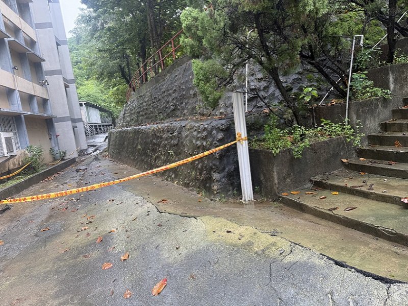 2026/08/31林欽榮副市長今視察壽山國中校區　專業技師現勘建物及擋土牆暫無安全疑慮　