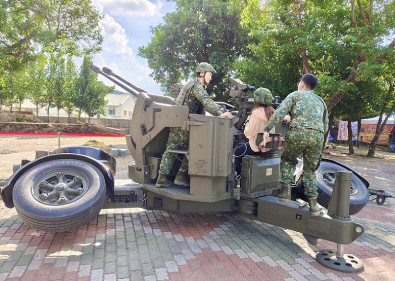 2026/09/29愛國者飛彈、35快砲進校園！左營高中「空軍週」讓全民國防教育動起來