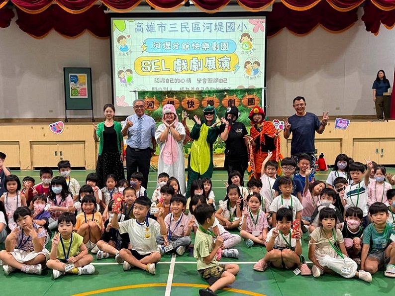 2026/08/24河堤國小用SEL戲劇教小一新生學會情緒管理  並以「立可拍」作為入學的第一份禮物」